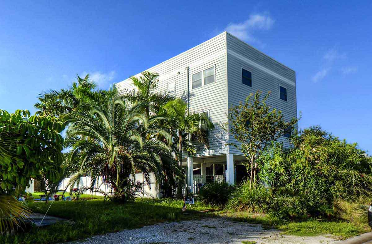 Exterior of women's residence at Footprints Beachside Recovery